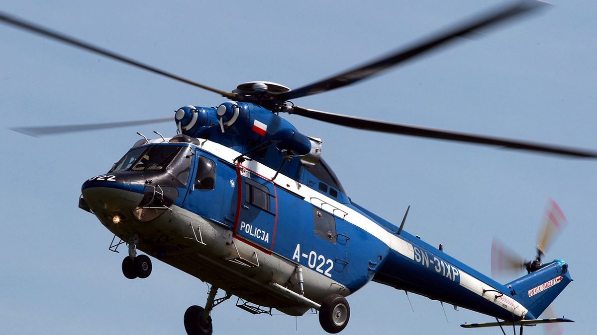 Ratownicy zabrali poszkodowanego do szpitala policyjnym śmigłowcem