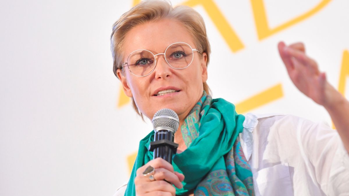 fot. AKPA
Elle About Fashion, fryzura, mikrofon, mównica, okulary korekcyjne, szalik zielony, szalik we wzory