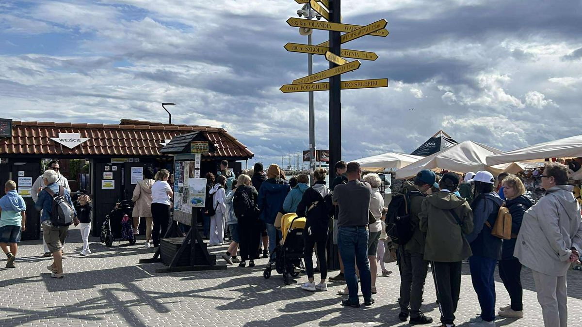 Kolejka przed fokarium w Helu 