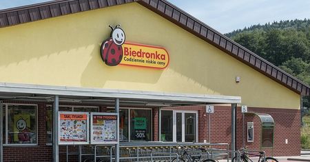 Ukradł m.in. kiełbasę, masło, wódkę i krem w Biedronce. Jest wyrok sądu