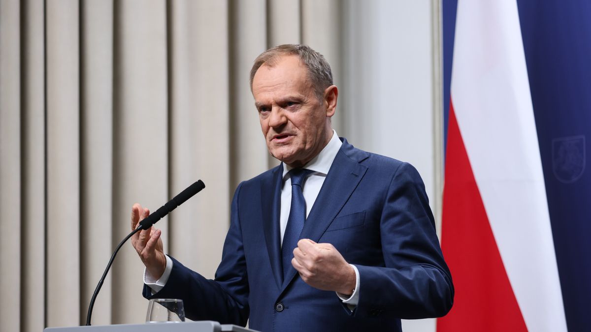 Wilno, Litwa, 04.03.2024. Premier Donald Tusk podczas konferencji prasowej po spotkaniu z premier Litwy Ingridą Simonyte w Kancelarii Rządu Republiki Litewskiej w Wilnie, 4 bm. Wizyta polskiego szefa rządu związana jest z protestem rolników na polsko-litewskiej granicy. (sko) PAP/Leszek Szymański