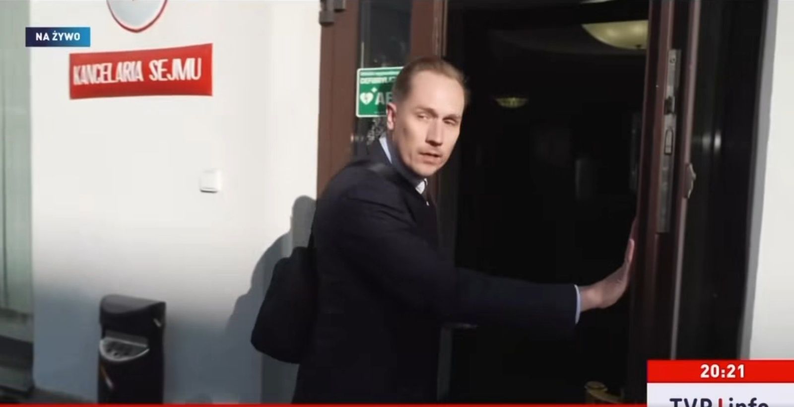 Konrad Berkowicz przed budynkiem Sejmu