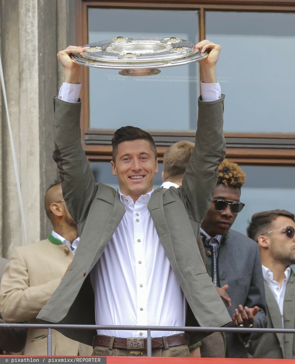 Bayern Monachium ?wi?tuje mistrzostwo Niemiec
Robert LEWANDOWSKI, FCB 9  FC BAYERN MUENCHEN celebratesMarienplatz auf dem Balkon des Rathaus Football 1. Bundesliga , Muenchen,15.05.2016, 34. match day,  2015/2016, 1.Liga, 1.Bundesliga,FCB   ?? pixathlon Contact: +49-40-22 63 02 60 , info@pixathlon.de

fot. Pixathlon/REPORTER

pixxmixx