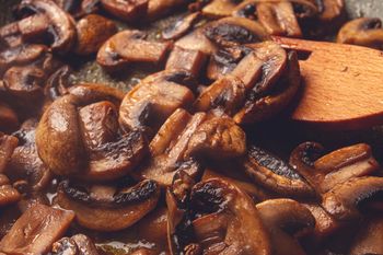 Dodaję do smażonych pieczarek. Wychodzą kremowe i rozpływają się w ustach