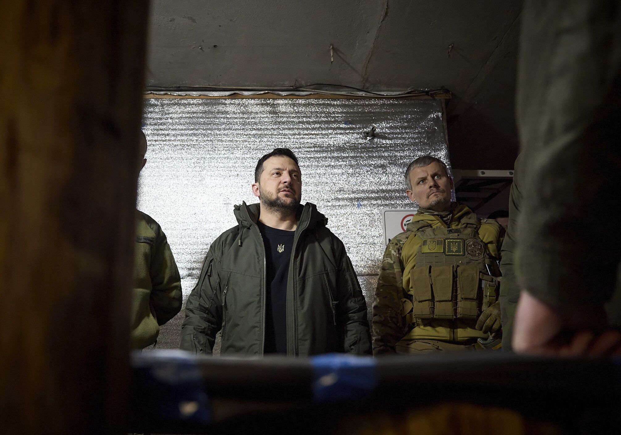 A handout picture made available by the Presidential Press Service shows Ukrainian President Volodymyr Zelensky speaking with commanders during his trip to the Donetsk region, Ukraine, 29 December 2023. President of Ukraine Volodymyr Zelenskyy visited the advanced checkpoint of the 110th Separate Mechanized Brigade named after General-Corporal Marko Bezruchko, staying in Avdiivka. EPA/PRESIDENTIAL PRESS SERVICE HANDOUT HANDOUT HANDOUT EDITORIAL USE ONLY/NO SALES HANDOUT EDITORIAL USE ONLY/NO SALES Dostawca: PAP/EPA.