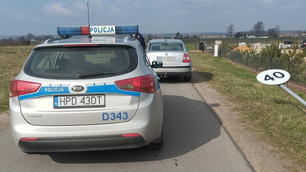 Był pijany i wjechał w znak na oczach policjantów