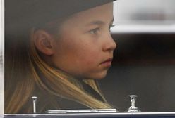 Na małą Charlotte patrzył cały świat. Popłakała się na pogrzebie