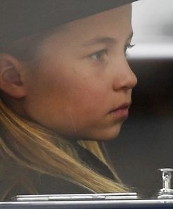Na małą Charlotte patrzył cały świat. Popłakała się na pogrzebie