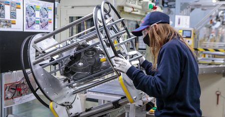 Polska fabryka podwaja produkcję. Z Wałbrzycha wyjadą układy hybrydowe