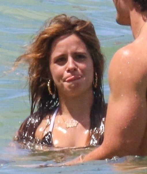 Camila Cabello na plaży z tajemniczym przystojniakiem 