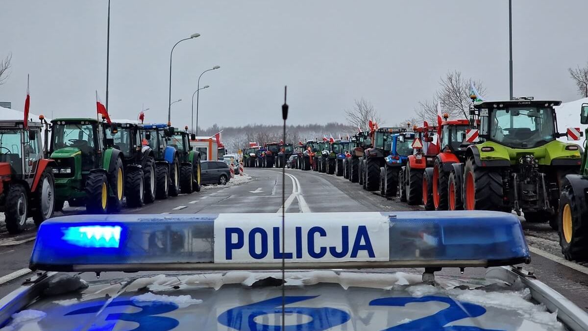 Protest rolników pilnowany przez policję
