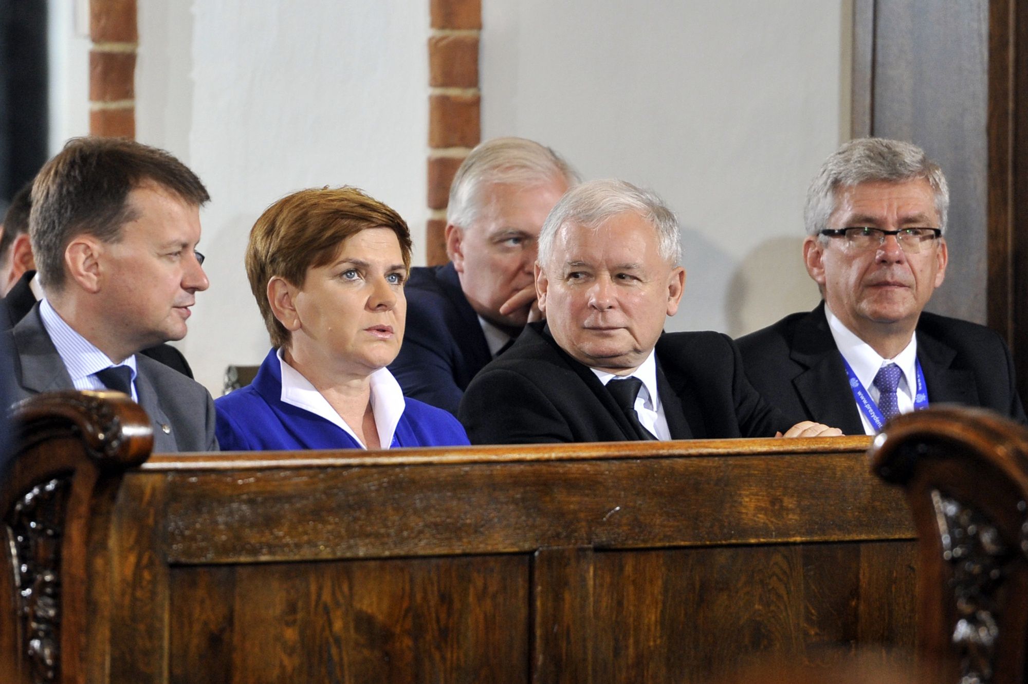 Beata Szydło w otoczeniu polityków PiS