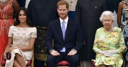 Księżna Meghan złamała protokół: "Siedziała ze skrzyżowanymi nogami i próbowała złapać Harry'ego za rękę" (WIDEO)