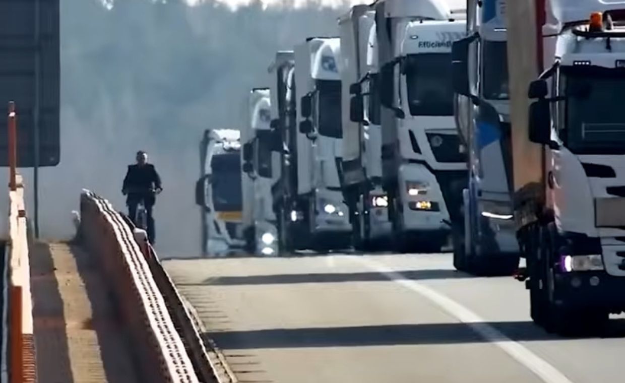 Jechał rowerem po autostradzie, interweniowała policja. Jest nagranie