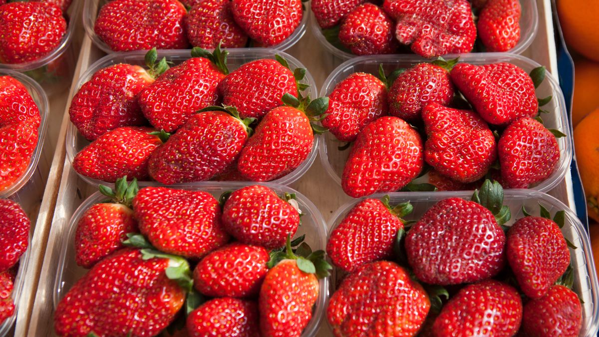 Jak prawidłowo umyć truskawki przed spożyciem?