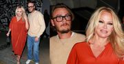 Wyprasowana Pamela Anderson w krwistej sukience kroczy na kolację z 25-letnim synem (ZDJĘCIA)