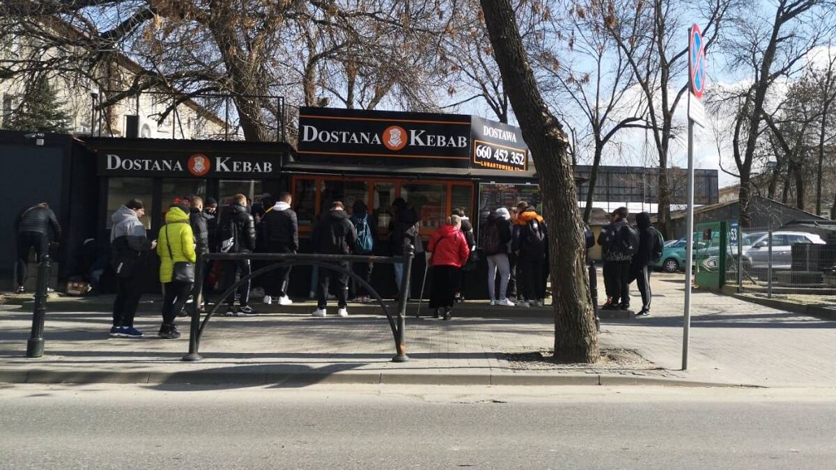 Kolejka po darmowego kebaba w lokalu Dostana Kebab przy ul. Lubartowskiej