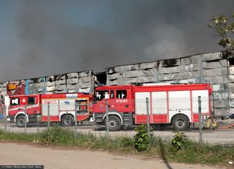 Straż pożarna dozoruje spaloną halę. Biegli muszą czekać