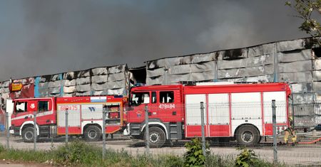 Straż pożarna dozoruje spaloną halę. Biegli muszą czekać