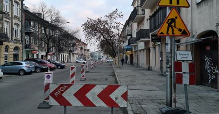 Utrudnienia dla kierowców w Lublinie. Lepiej omijać ten kierunek. Zwężenie jezdni i trudność z przejazdem