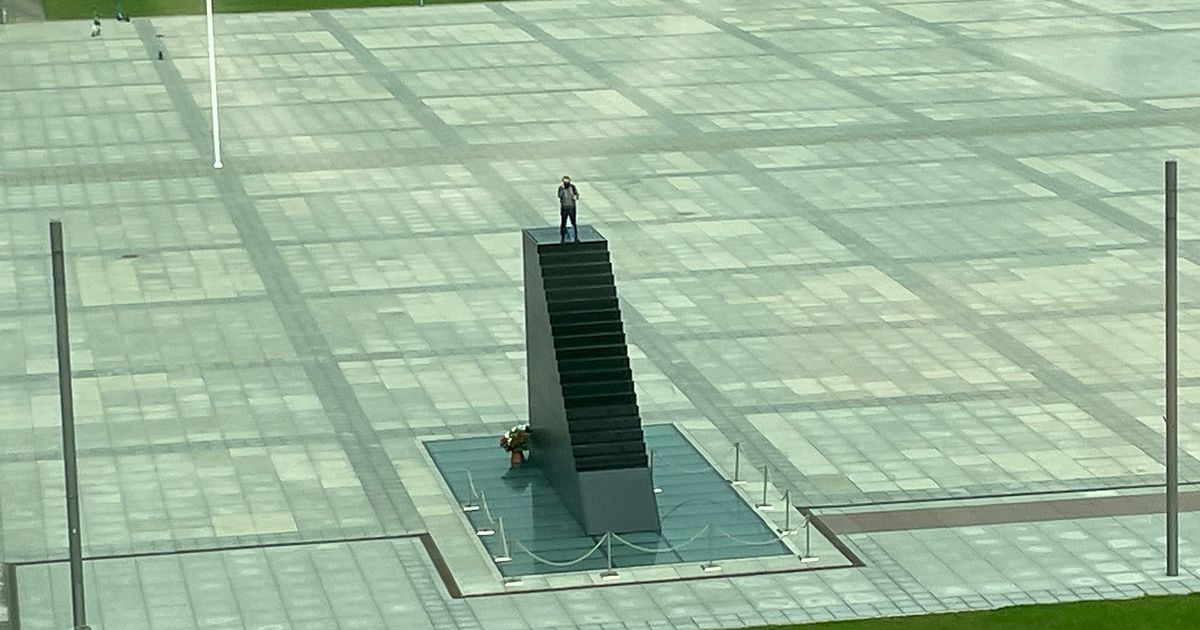 Mężczyzna wszedł na pomnik smoleński i groził wysadzeniem się. Akcja służb w Warszawie