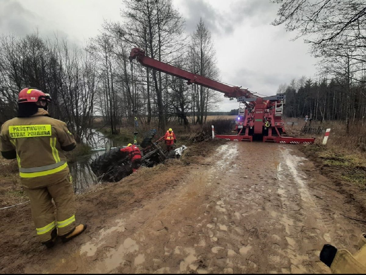 Podlasie. Zobaczyli przewrócony ciągnik. Obok ciało rolnika