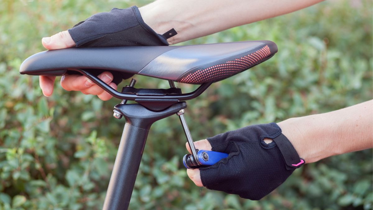 Ustawianie siodła w rowerze.