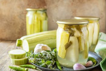 Lepsza niż ogórki kiszone? Przepis na chrupiącą kiszoną cukinię