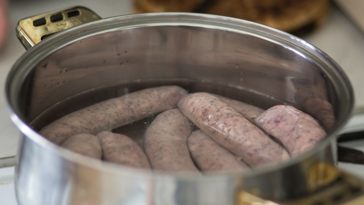 Warto zaparzyć białą kiełbasę przed wstawieniem do piekarnika