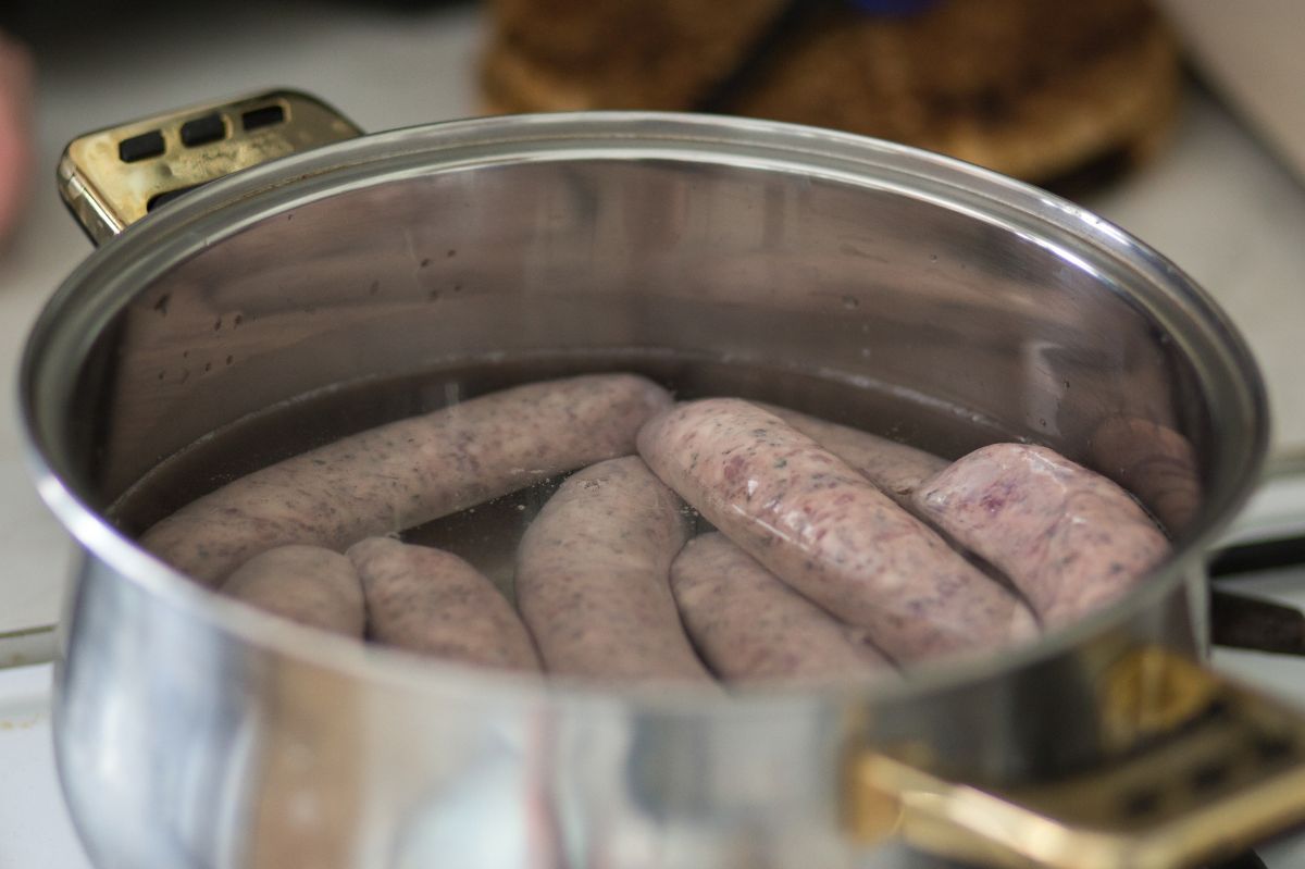 Białą kiełbasę parz w tej temperaturze. Inaczej wyjdzie gumowata, twarda i na pewno popęka