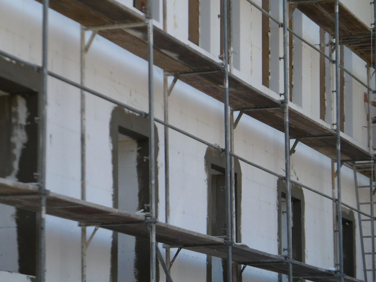 Ocieplanie domów może podrożeć? Posłowie PiS biją na alarm, resort uspokaja