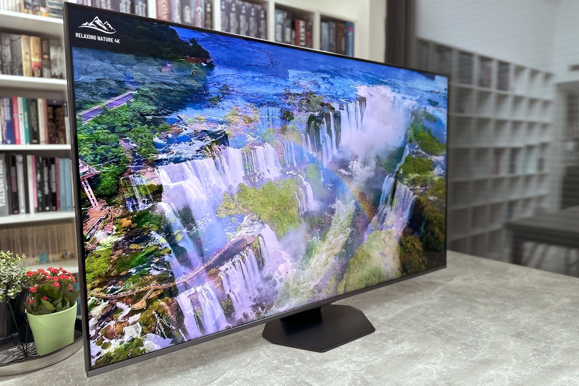Hisense MiniLED U8Q - z profilu 2