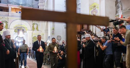 Prezydent Andrzej Duda opuścił katedrę w Łucku. Tłum skandował