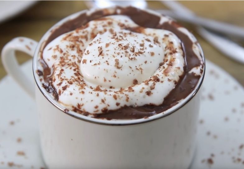 Sposób na idealnie kremową gorącą czekoladę. Doskonały deser na jesień