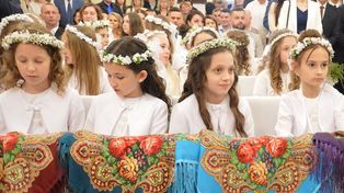 Pierwsza Komunia Święta dzieci ze Szkół Podstawowych numer 9 i 11 w Stalowej Woli. Piękna uroczystość w klasztorze. Zobacz zdjęcia - 1 grupa