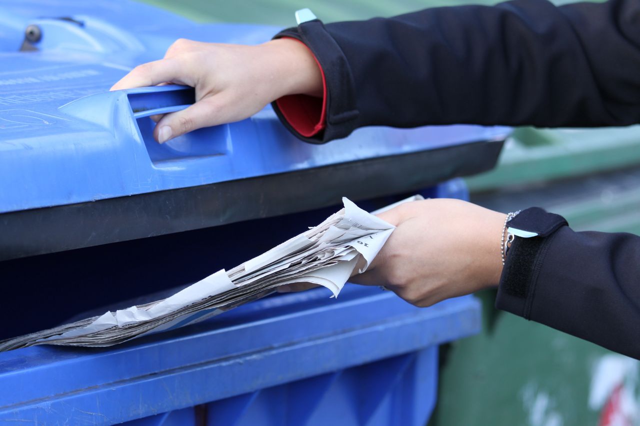 Takiego papieru nie wrzucaj do niebieskiego kosza. Grozi mandat