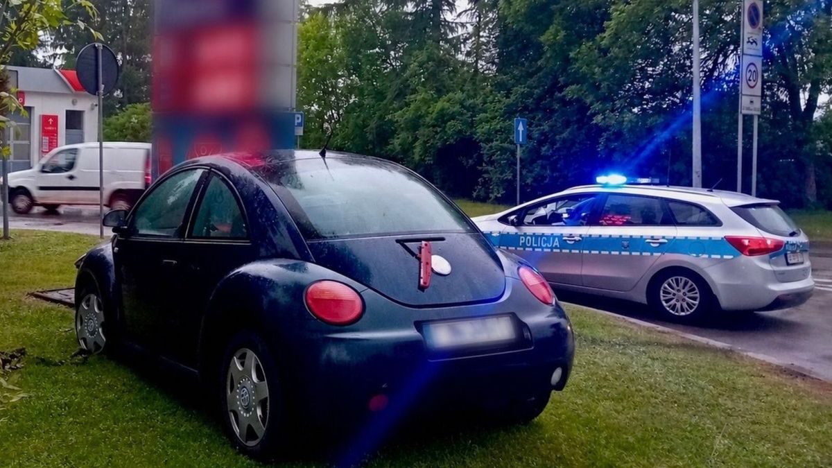 Kobieta wjechała po pijaku w pylon
