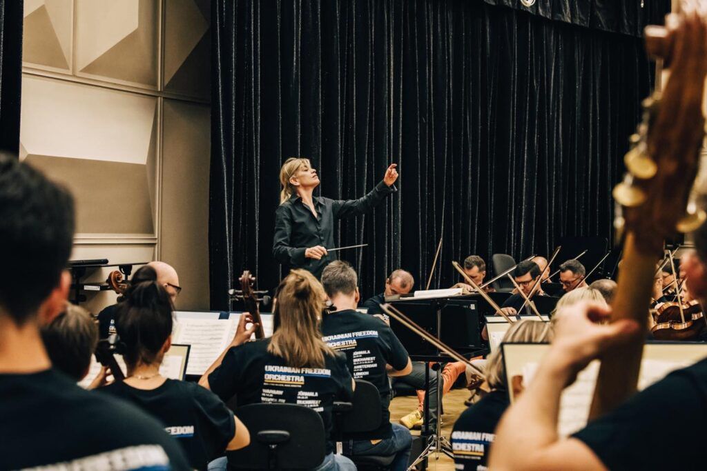 Keri Lynn-Wilson prowadzi próbę Ukrainian Freedom Orchestra w Teatrze Wielkim – Operze Narodowej © Karpati&Zarewicz
