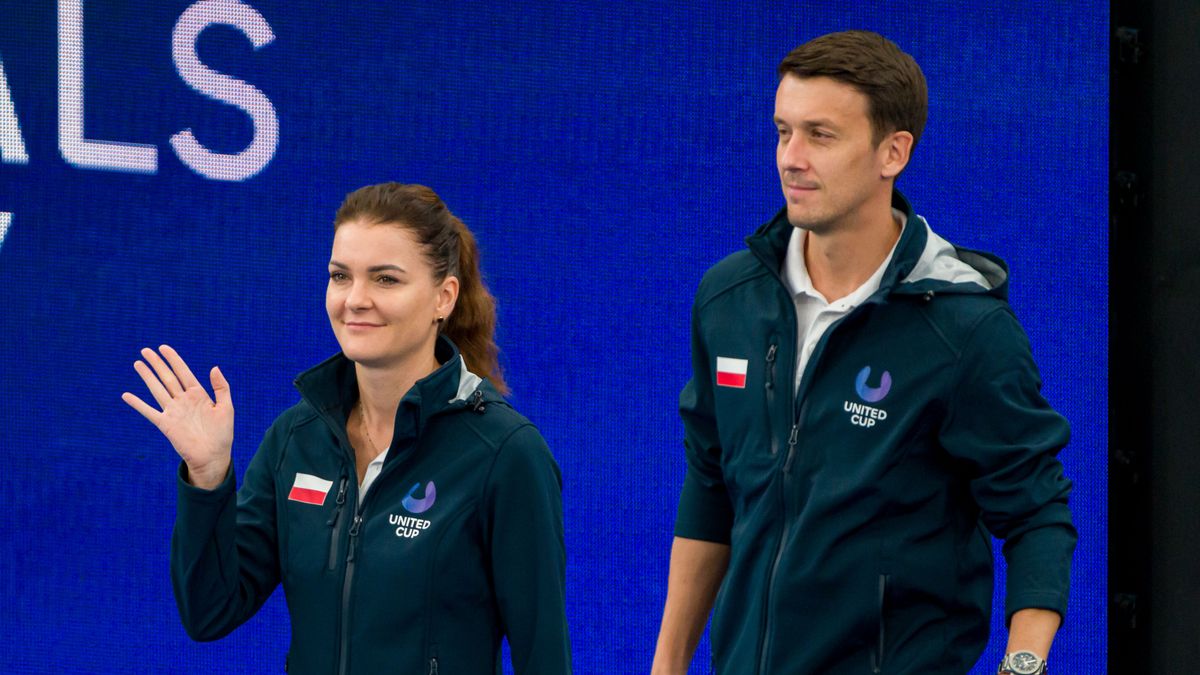 SYDNEY, AUSTRALIA - JANUARY 06: (L-R) Team Poland Captains Agnieska Radwanska and Dawid Celt enter the arena ahead of the Semifinal match between Iga Swiatek of Poland and Jessica Pegula of the United States during day eight of the 2023 United Cup at Ken Rosewall Arena on January 06, 2023 in Sydney, Australia. (Photo by Andy Cheung/Getty Images)