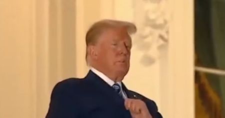 Nie był w stanie tego ukryć. Donald Trump wciąż ma problemy z oddychaniem. Wideo