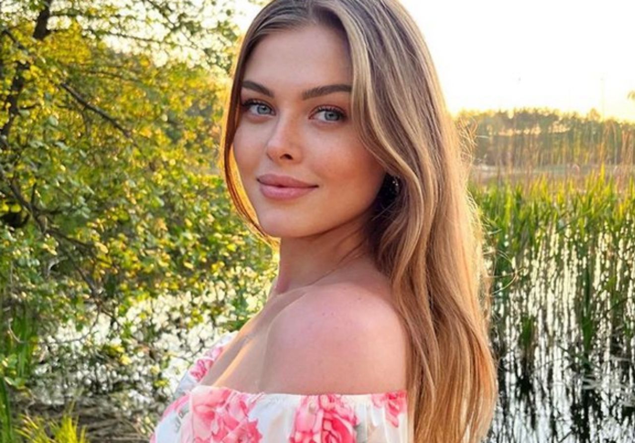 Sukienki w kwiaty w stylu gwiazd. Noszą ultrakrótkie modele