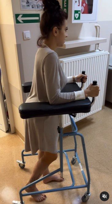 Maja Hyży porusza się przy pomocy balkonika