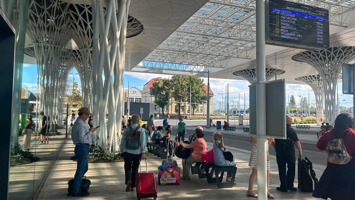 Pasażerowie oczekujący na autobus na Dworcu Lublin