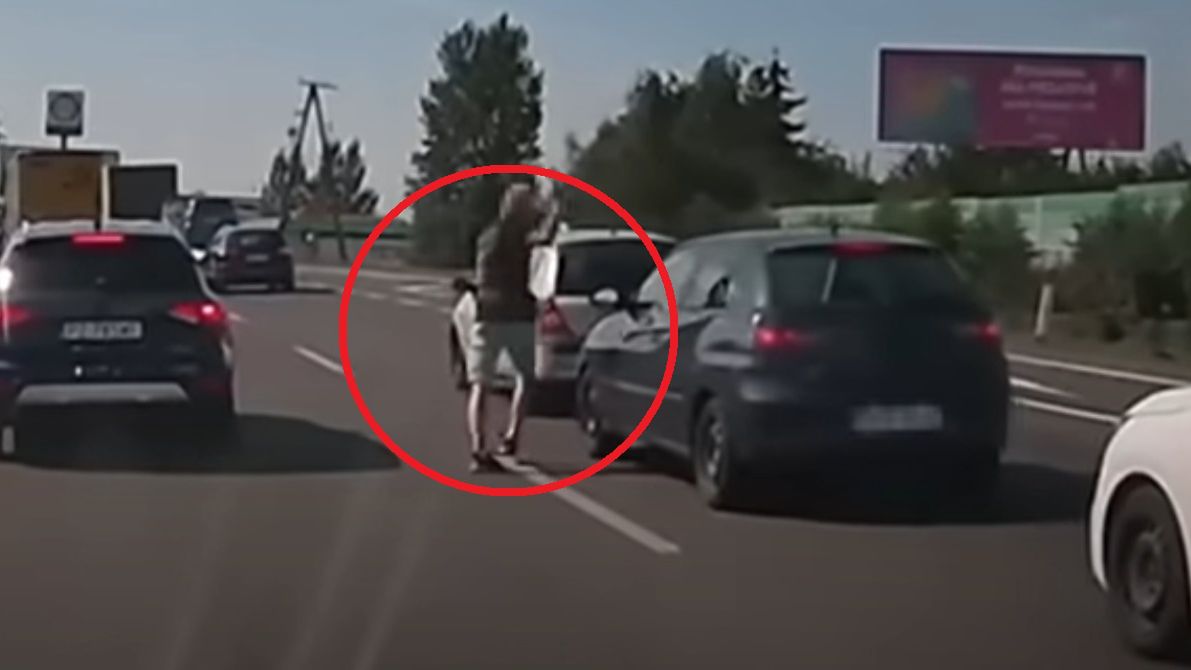 Rozjuszony kierowca wyszedł z samochodu na drodze ekspresowej