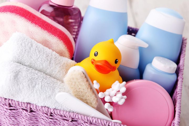 Akcesoria dla niemowląt – charakterystyka, kąpiel, karmienie, przewijanie