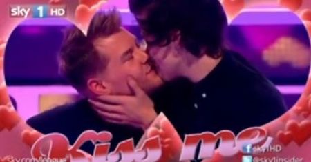 Harry Styles CAŁUJE PREZENTERA na wizji!