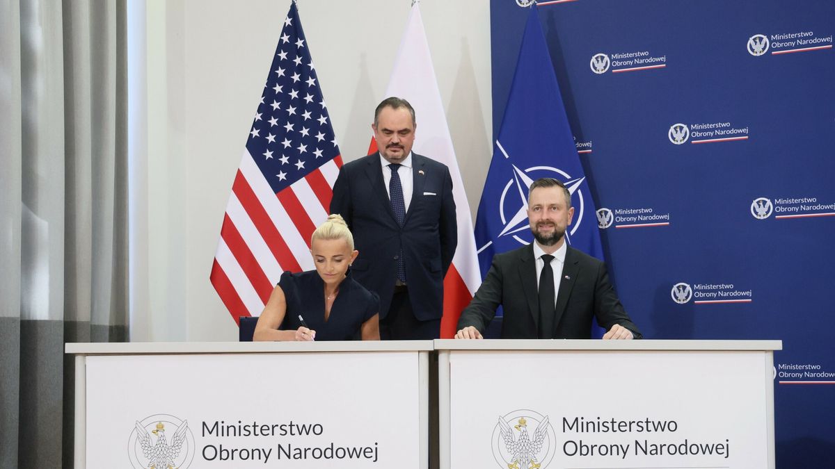 Foreign Military Financing - gwarancje kredytowe dla polskiej armii
Fot. Pawel Wodzynski/East News, 25.07.2025. Departament Wojskowych Spraw Zagranicznych MON. Podpisanie umowy o udzielenie Polsce przez Stany Zjednoczone Ameryki gwarancji kredytowej w ramach programu Foreign Military Financing. 
N/z: wiceprezes BGK Marta Postula, podsekretarz stanu ds. kontroli zbrojen i bezpieczenstwa miedzynarodowego USA Brent T. Christensen, minister obrony narodowej Wladyslaw Kosiniak-Kamysz
Pawel Wodzynski