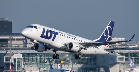 Dziennikarz twierdzi, że go "orżnęli". PLL LOT powołuje się na regulaminy