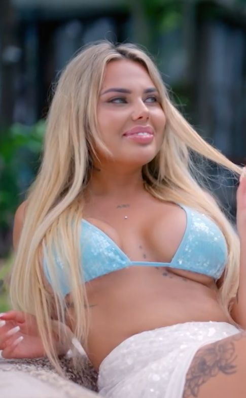 Amanda "Hotel Paradise"