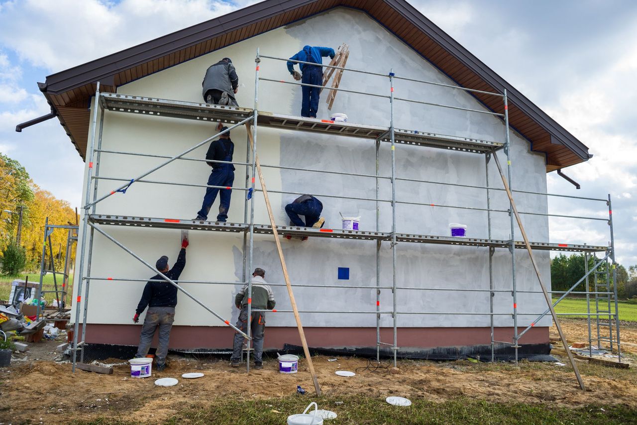 Na budowach w Polsce w ubiegłym roku pracowało ponad 370 tys. fachowców z Ukrainy. "Teraz wielu z nich zostało w kraju ogarniętym wojną, więc w Polsce brakuje rąk do pracy 